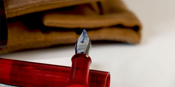 tom_hessin_exhibition_red_fountain_pen_b_nib_inked_with_platinum_pigment_blue_ink_closeup_on_the_nib