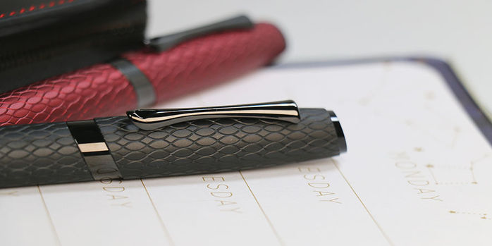 diplomat_cobra_fountain_pen_black_zoom