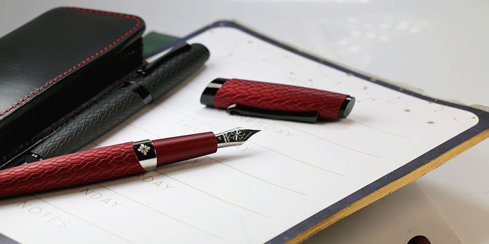 diplomat_cobra_fountain_pen_red_uncapped