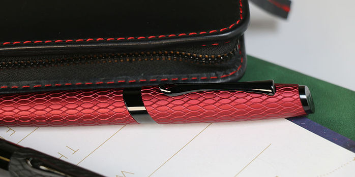 diplomat_cobra_fountain_pen_red_zoom