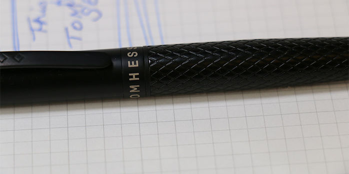tom_hessin_magnetic_carbon_fountain_pen_barrel_closeup