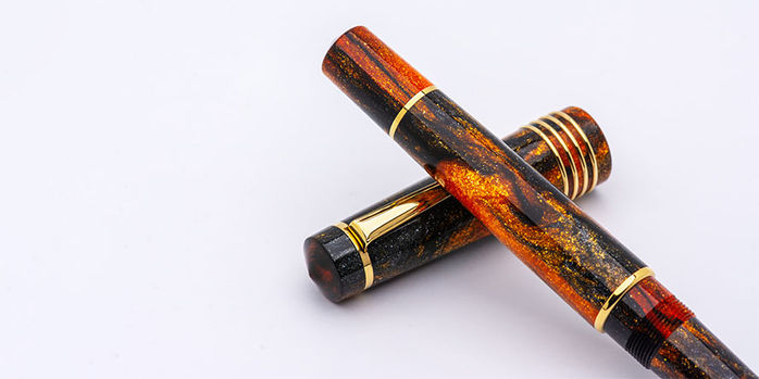 delta_dv_glow_up_oro_fountain_pens_brooks_resin_closeup